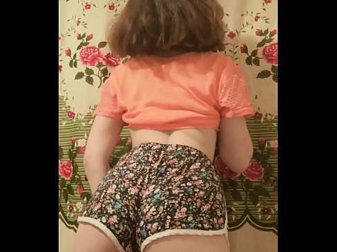 ❤️ Dhallaan yar oo sexy ah oo iska siibaysa surwaalka gaaban ee kamarada ☑  %so.xxxomg.ru
